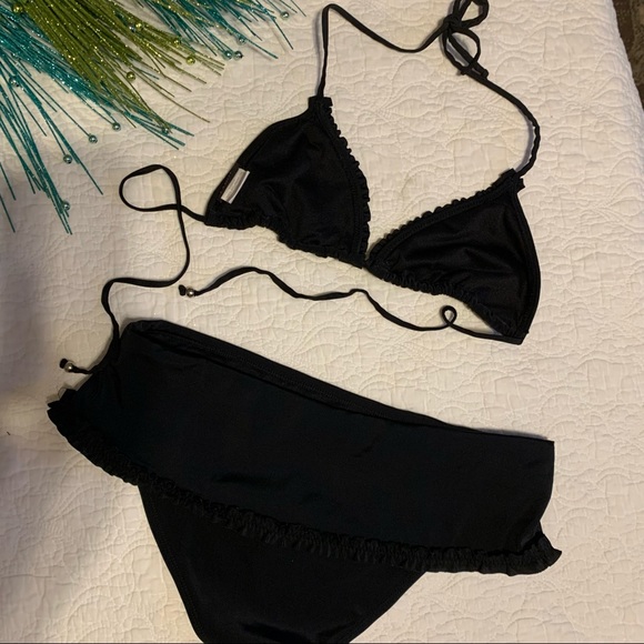 Want bikini ruffle edge and top and bottom . - Picture 6 of 6